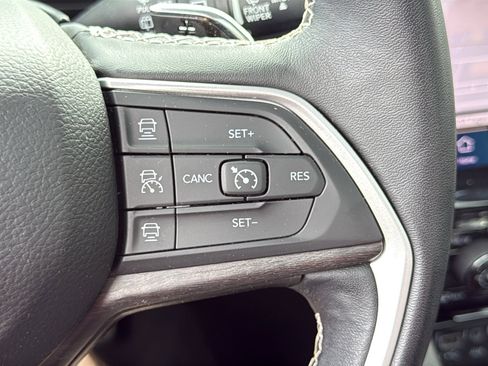 Used 2022 Jeep Grand Cherokee Limited image 17