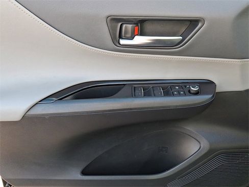 Used 2021 Toyota Venza LE image 13