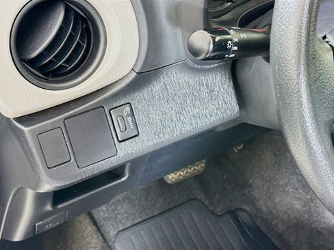 Used 2014 Toyota Yaris L image 10