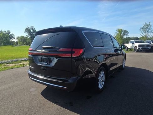 Used 2023 Chrysler Pacifica Touring-L FWD image 8