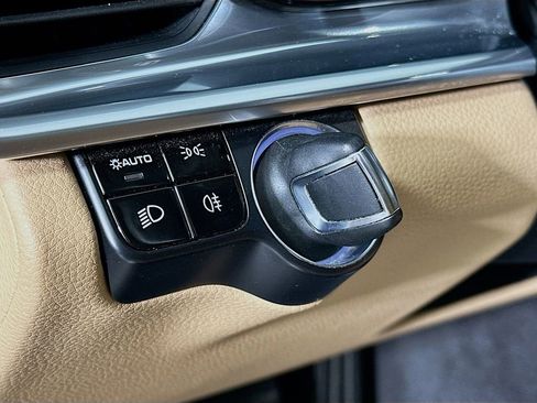 Used 2018 Porsche Panamera 4 image 11