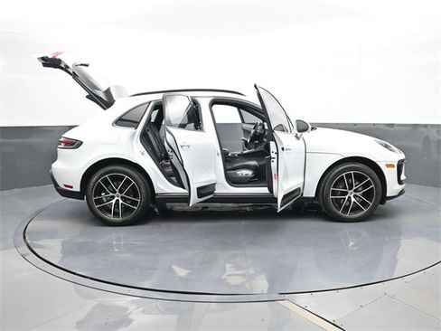 Used 2024 Porsche Macan w/ Premium Plus Package image 32