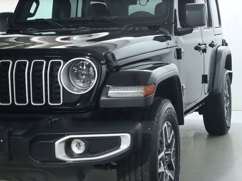 Used 2025 Jeep Wrangler Unlimited Sahara AWD/4WD image 5