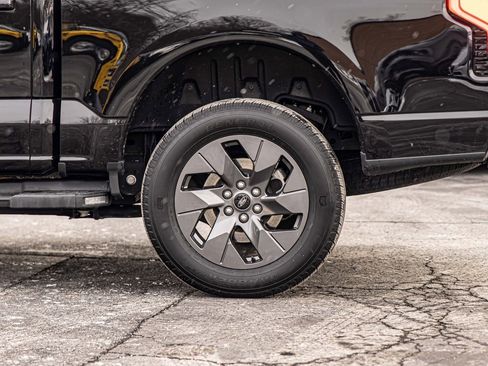 Used 2022 Ford F150 Lightning Lariat image 7