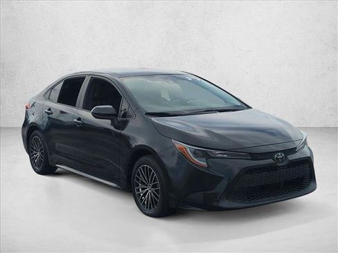 Used 2022 Toyota Corolla LE FWD image 3