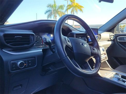 Used 2020 Ford Explorer XLT image 6