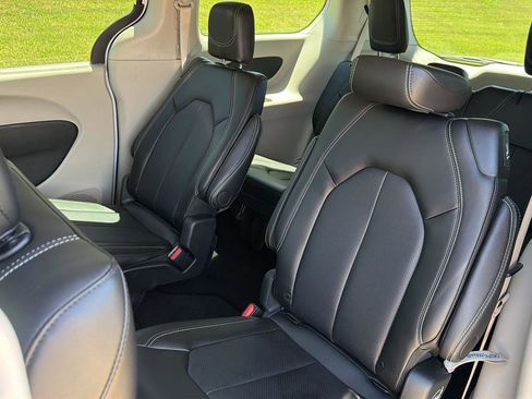 Used 2024 Chrysler Pacifica Touring-L FWD image 28