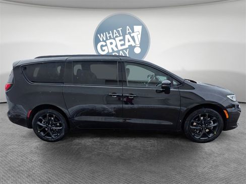 New 2026 Chrysler Pacifica Select w/ S Appearance Package image 4