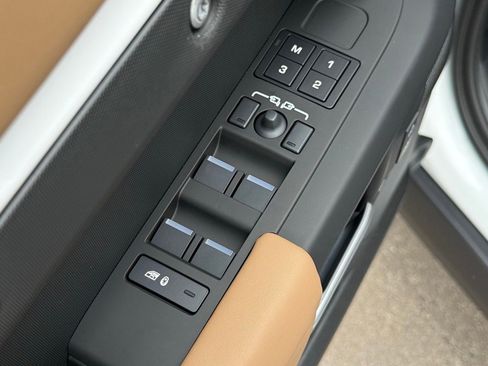 New 2026 Land Rover Defender 110 X-Dynamic SE AWD/4WD image 17