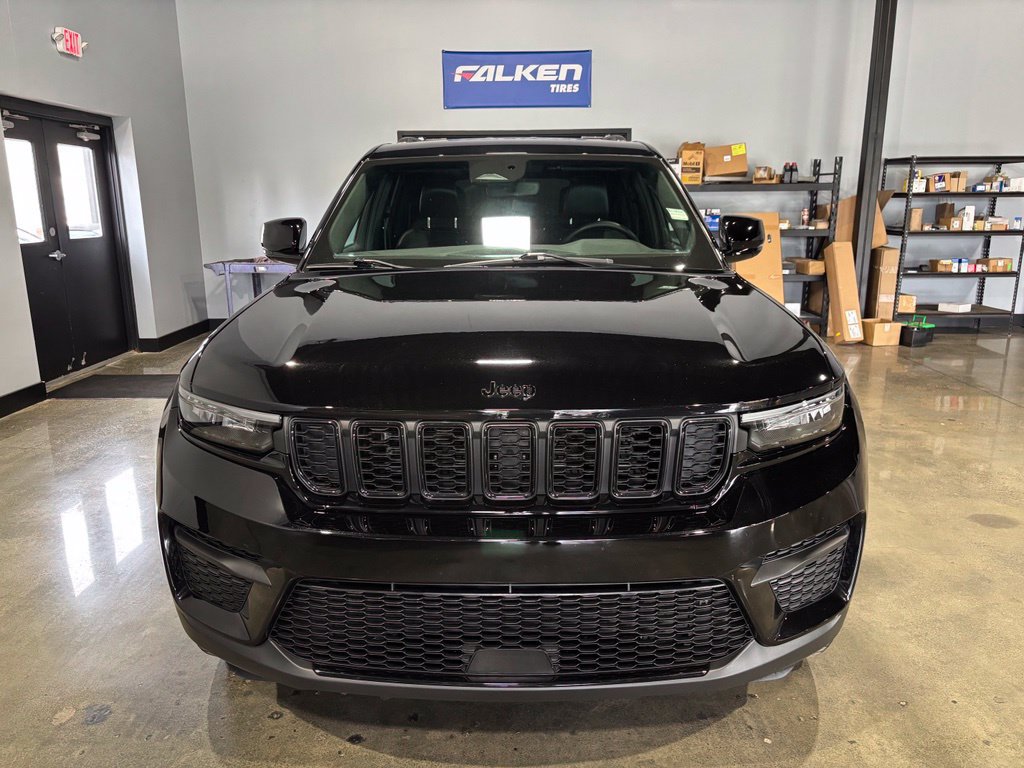 Used 2023 Jeep Grand Cherokee Altitude AWD/4WD image 3
