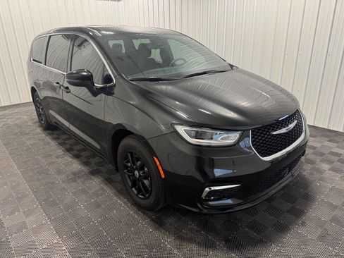 Used 2023 Chrysler Pacifica Touring image 2