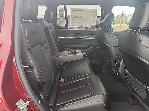 New 2025 Jeep Grand Cherokee Limited image 28