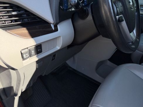 Used 2018 Toyota Sienna XLE Premium w/ Outdoor Package AWD/4WD image 19
