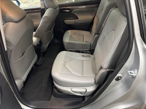 Used 2023 Toyota Highlander Platinum image 14