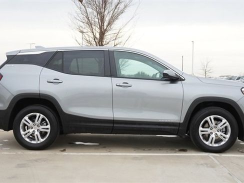 Used 2024 GMC Terrain SLE image 10