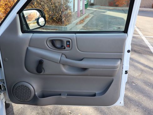 Used 2000 GMC Sonoma SL w/ Cold-Climate Pkg image 18