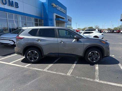 Used 2024 Nissan Rogue SV image 2
