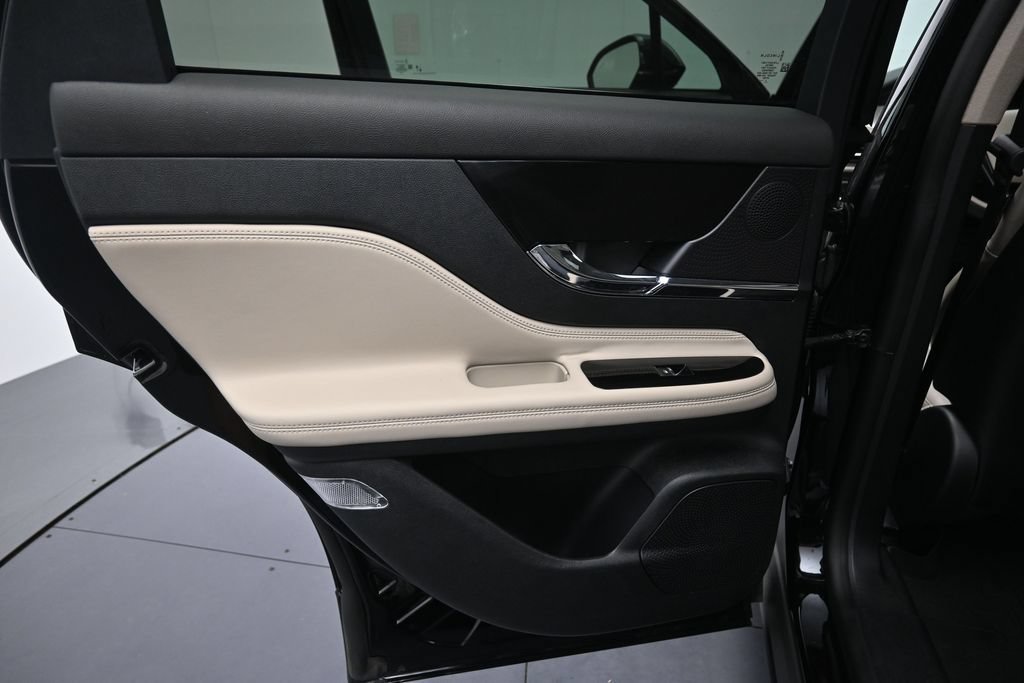 Used 2025 Lincoln Corsair AWD image 26