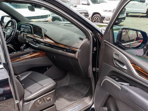 Used 2024 Cadillac Escalade Luxury w/ LPO, Floor Liner Package AWD/4WD image 11