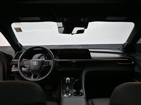 Certified 2025 Toyota Crown Signia image 32