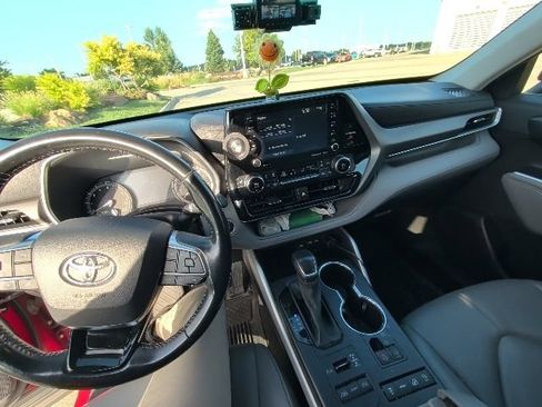 Used 2021 Toyota Highlander XLE AWD/4WD image 11