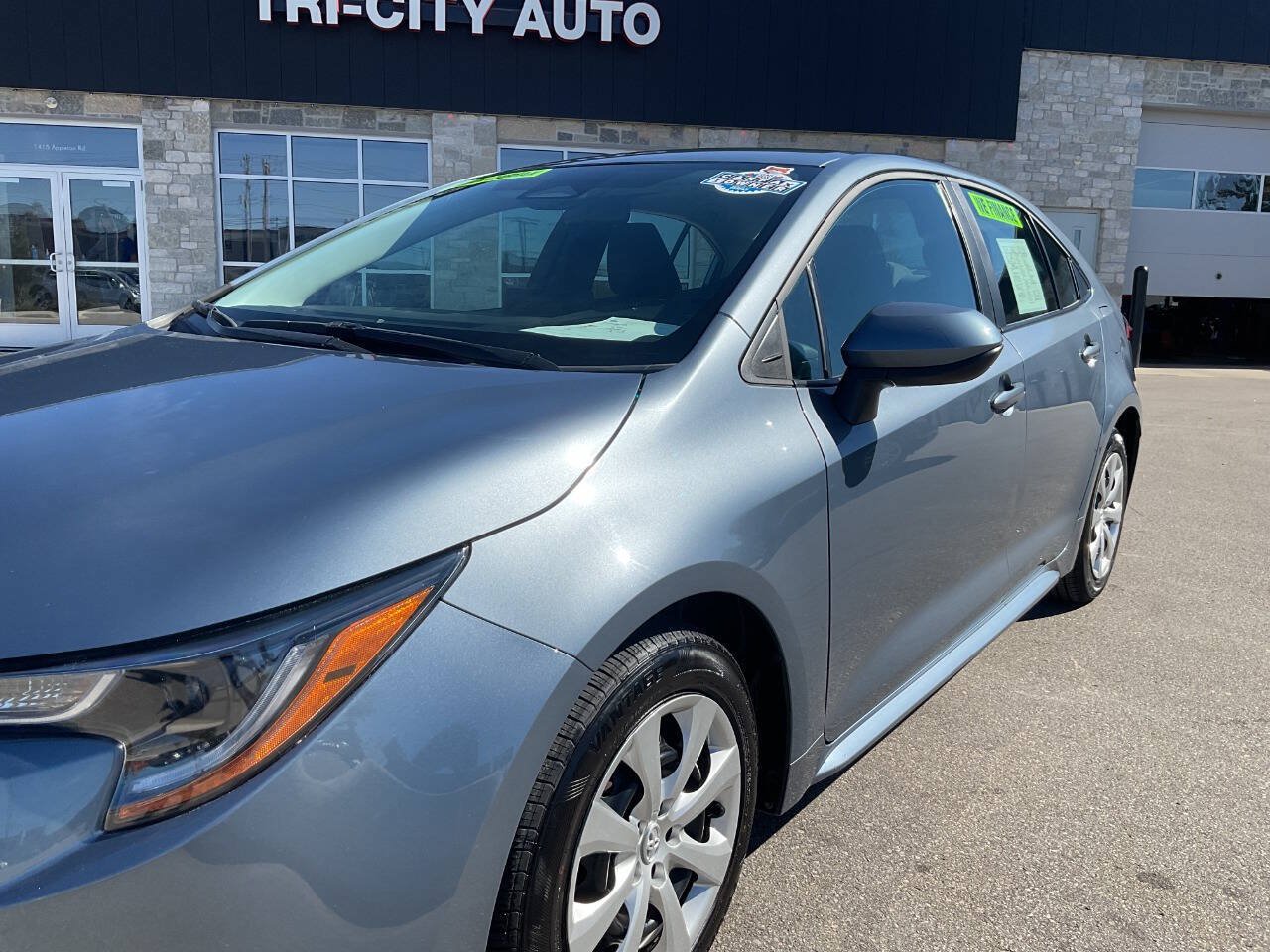 Used 2025 Toyota Corolla LE FWD image 2