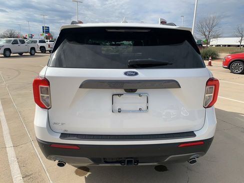 Used 2024 Ford Explorer XLT w/ Equipment Group 202A image 5