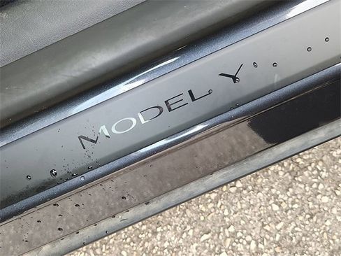 Used 2023 Tesla Model Y Long Range image 31