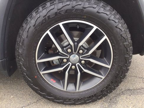 Used 2017 Jeep Grand Cherokee Trailhawk AWD/4WD image 39