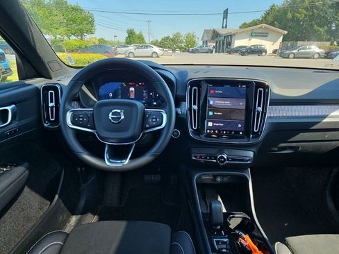 Certified 2025 Volvo XC40 B5 Plus AWD/4WD image 2