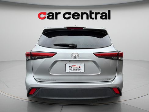Used 2023 Toyota Highlander LE AWD/4WD image 9