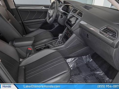 Used 2022 Volkswagen Tiguan SE w/ Panoramic Sunroof Package FWD image 17