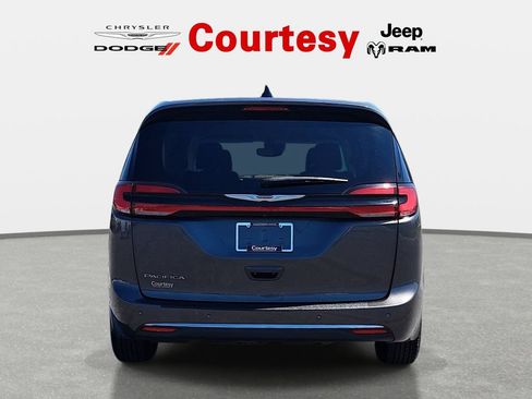 Certified 2023 Chrysler Pacifica Touring-L FWD image 5