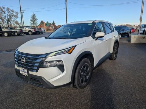 Used 2024 Nissan Rogue SV image 3