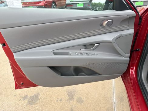 Used 2025 Hyundai Elantra SEL FWD image 13