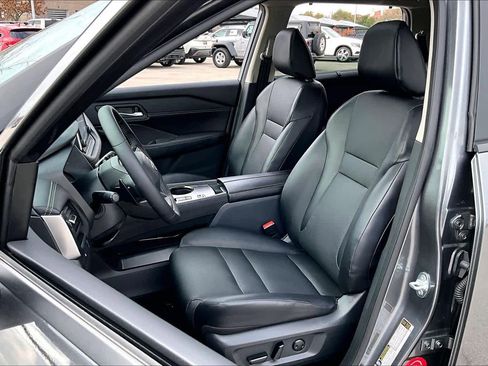 Used 2025 Nissan Rogue SV w/ SV Premium Package image 8