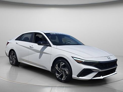 Certified 2025 Hyundai Elantra SEL FWD image 9
