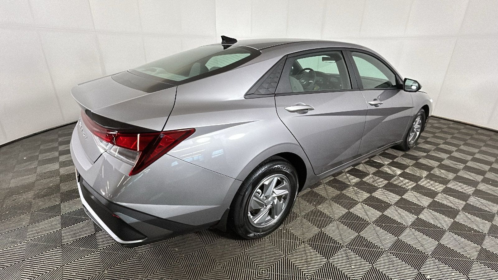 Certified 2024 Hyundai Elantra SE FWD image 3