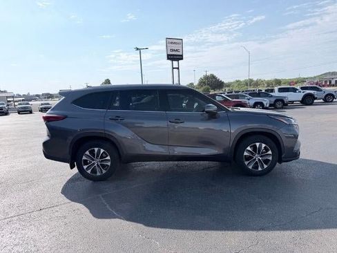 Used 2022 Toyota Highlander XLE FWD image 6