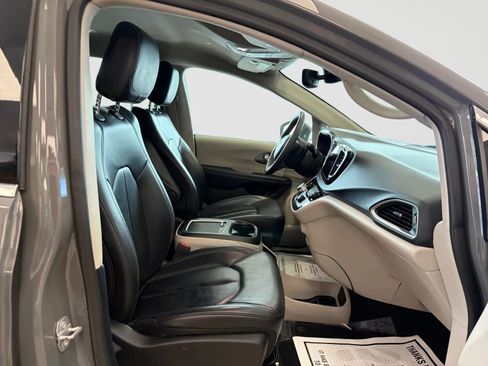 Used 2022 Chrysler Pacifica Touring-L FWD image 22