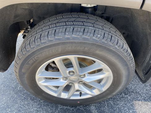 Used 2023 Jeep Grand Cherokee Laredo AWD/4WD image 42