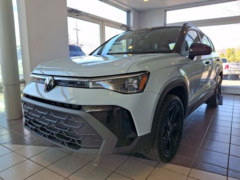New 2026 Volkswagen Taos SE AWD/4WD image 3
