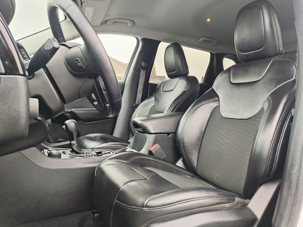 Used 2020 Jeep Cherokee Latitude Plus AWD/4WD image 13