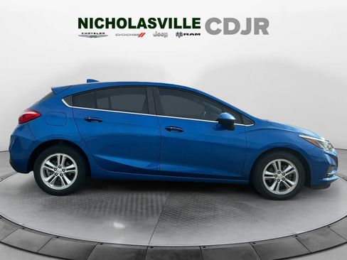 Used 2018 Chevrolet Cruze LT w/ Convenience Package FWD image 3