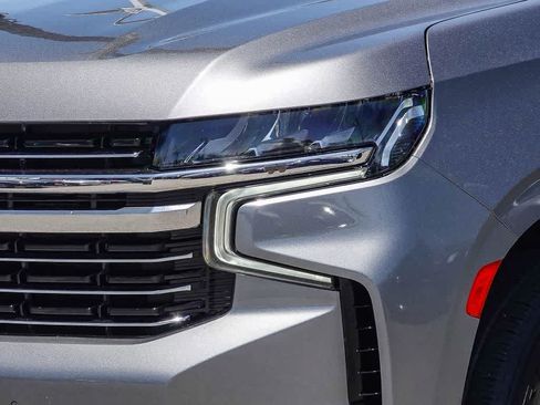 Used 2022 Chevrolet Suburban LT RWD image 8