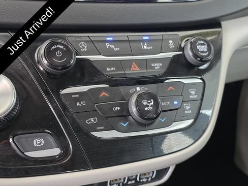 Used 2024 Chrysler Pacifica Touring-L FWD image 24