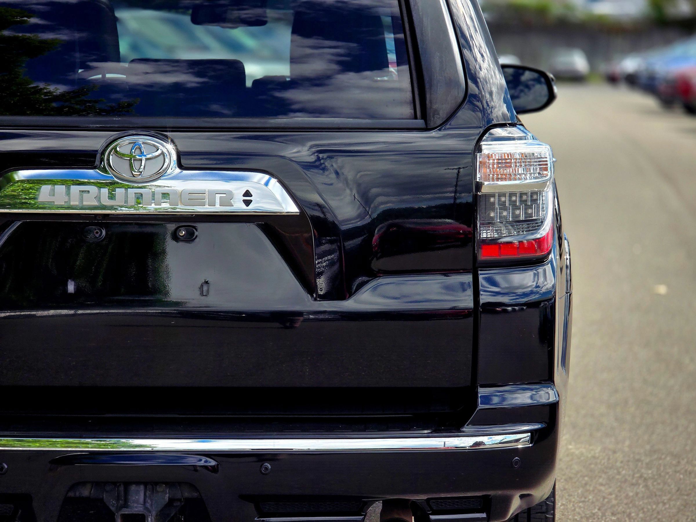 Used 2018 Toyota 4Runner Limited AWD/4WD image 8