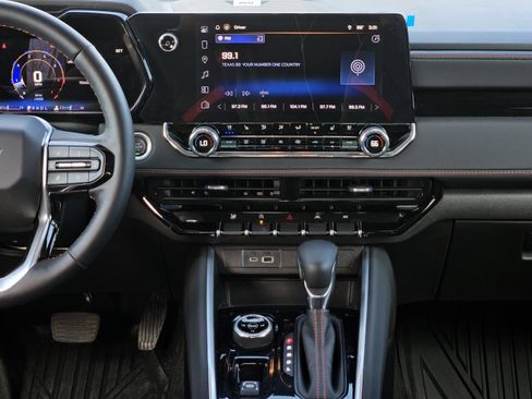 Used 2024 Chevrolet Colorado Z71 w/ Z71 Convenience Package 2 image 16