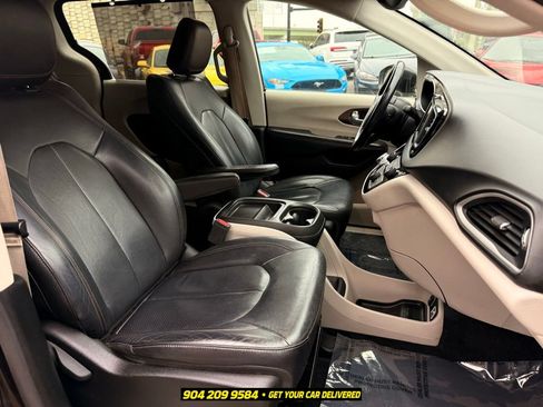 Used 2019 Chrysler Pacifica Touring-L FWD image 33