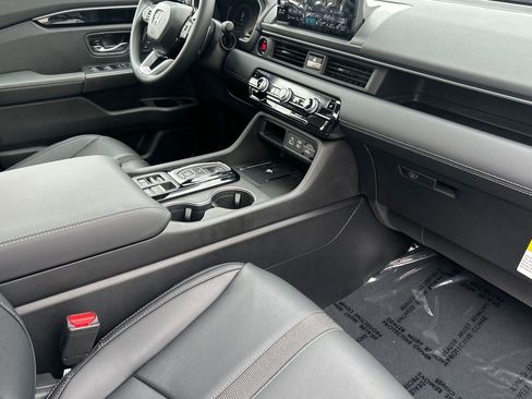 Certified 2025 Honda Pilot Touring image 18